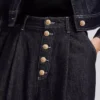 JEANS MED KNAPPFLY OG BREDE BEN