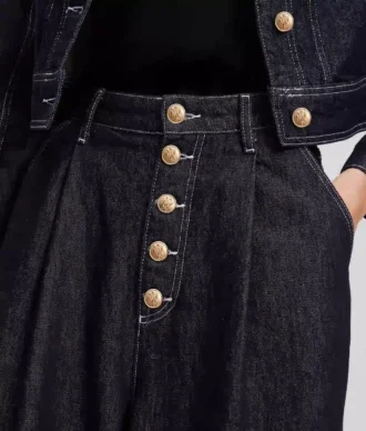 JEANS MED KNAPPFLY OG BREDE BEN