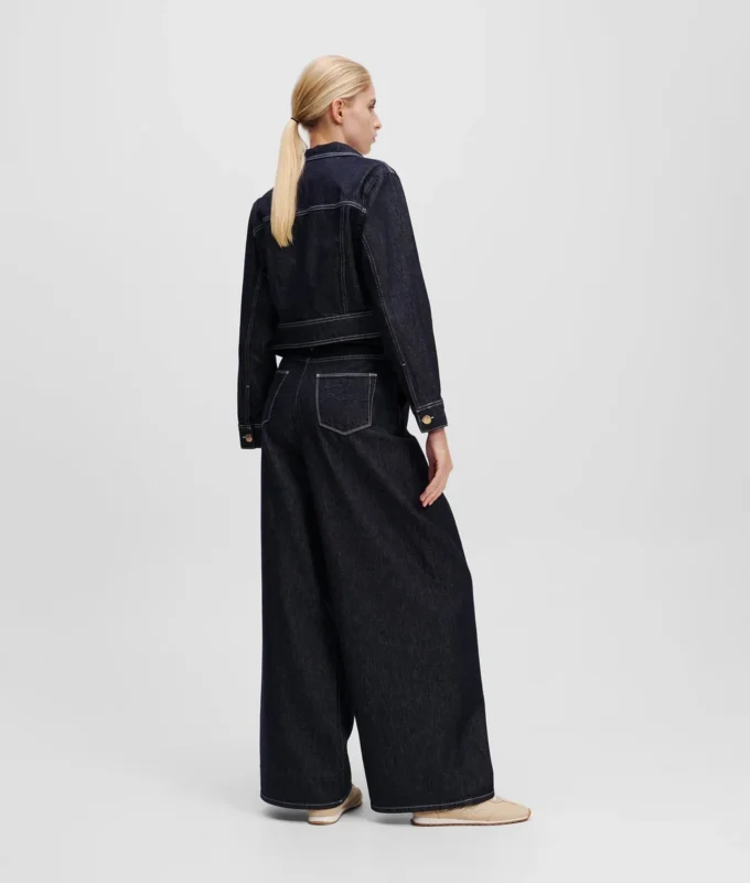 JEANS MED KNAPPFLY OG BREDE BEN