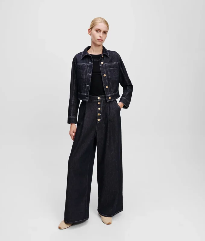 JEANS MED KNAPPFLY OG BREDE BEN