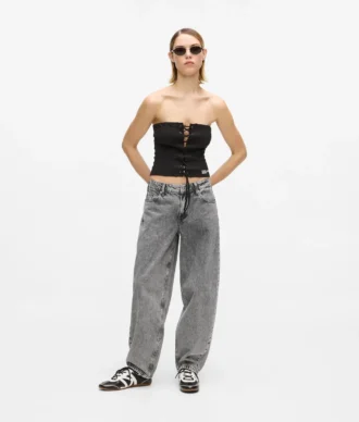 Jeans med middels høy midje og tynne ben