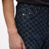 Jeans med monogram over hele