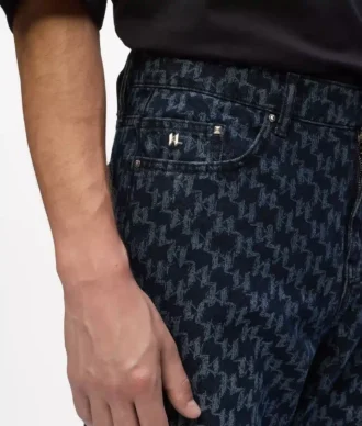 Jeans med monogram over hele
