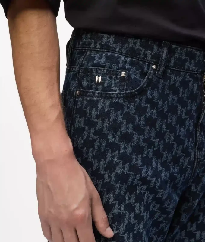 Jeans med monogram over hele