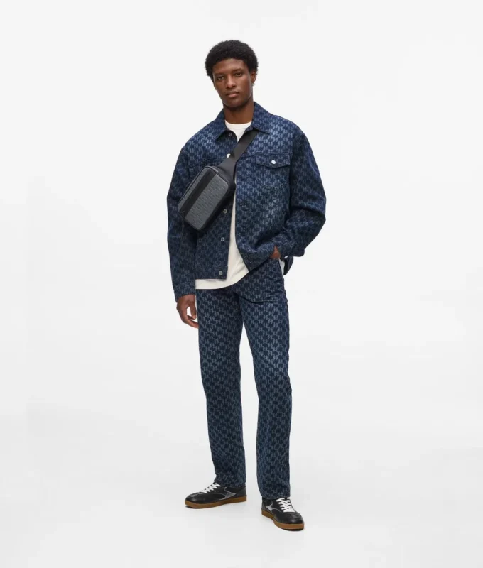 Jeans med monogram over hele