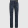 Jeans med monogram over hele