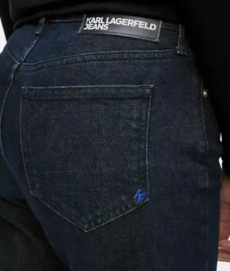 Jeans med splittet kant og utvidet ben