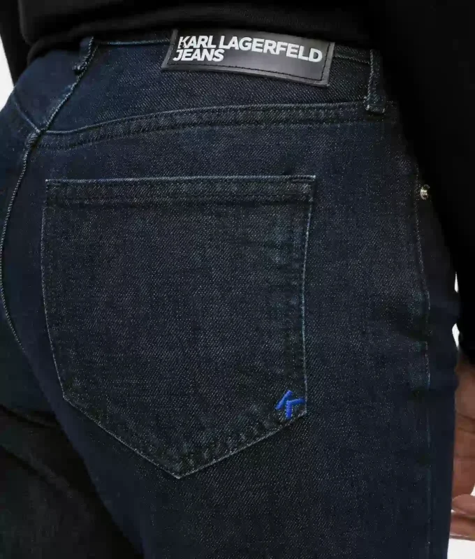 Jeans med splittet kant og utvidet ben