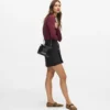K/Nova liten crossbody-veske i semsket skinn