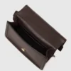K/Nova liten crossbody-veske i semsket skinn