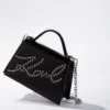 K/Signature liten crossbody-veske med nitter