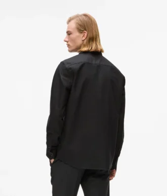Klassisk svart skjorte