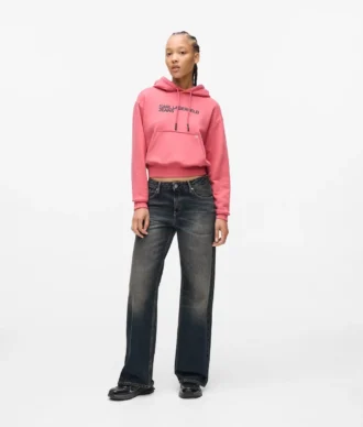 Midt høye, avslappede jeans