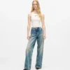 Midt høye, avslappede jeans