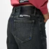 Midt høye, avslappede jeans