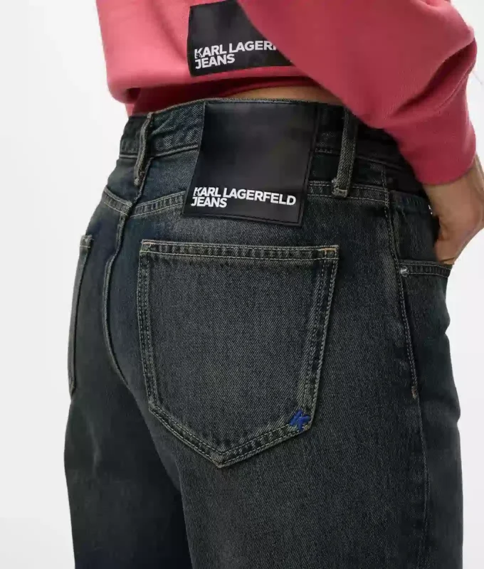 Midt høye, avslappede jeans