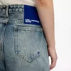 Midt høye, avslappede jeans