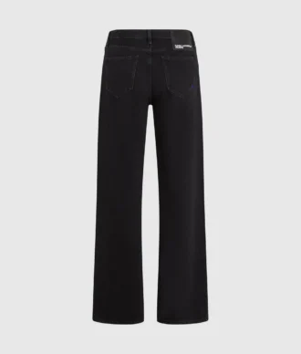 Midt høye, avslappede jeans