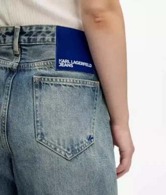 Midt høye, avslappede jeans