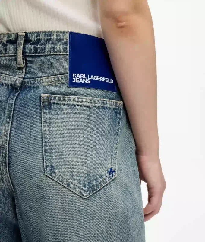 Midt høye, avslappede jeans