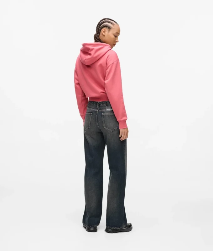 Midt høye, avslappede jeans