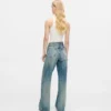 Midt høye, avslappede jeans