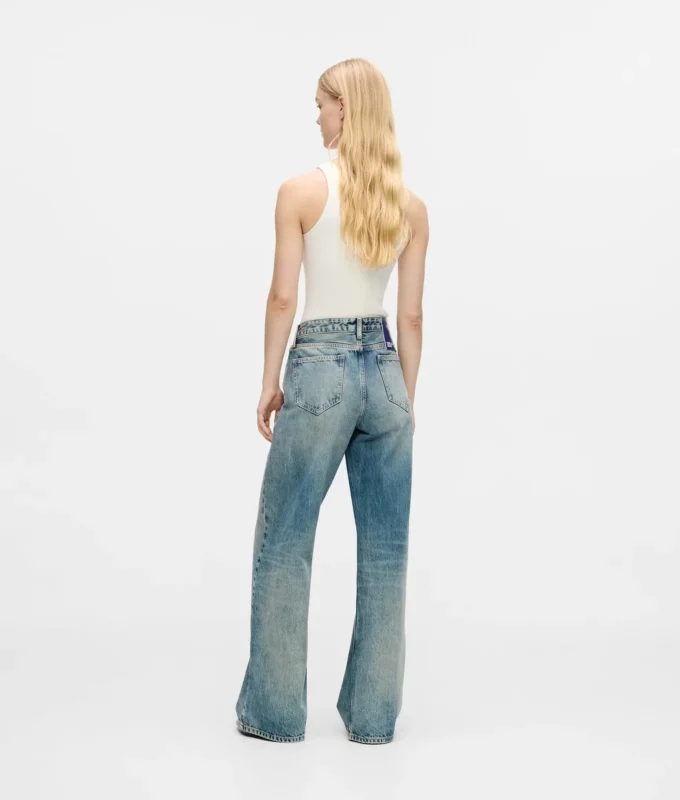 Midt høye, avslappede jeans