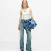 Midt høye, avslappede jeans