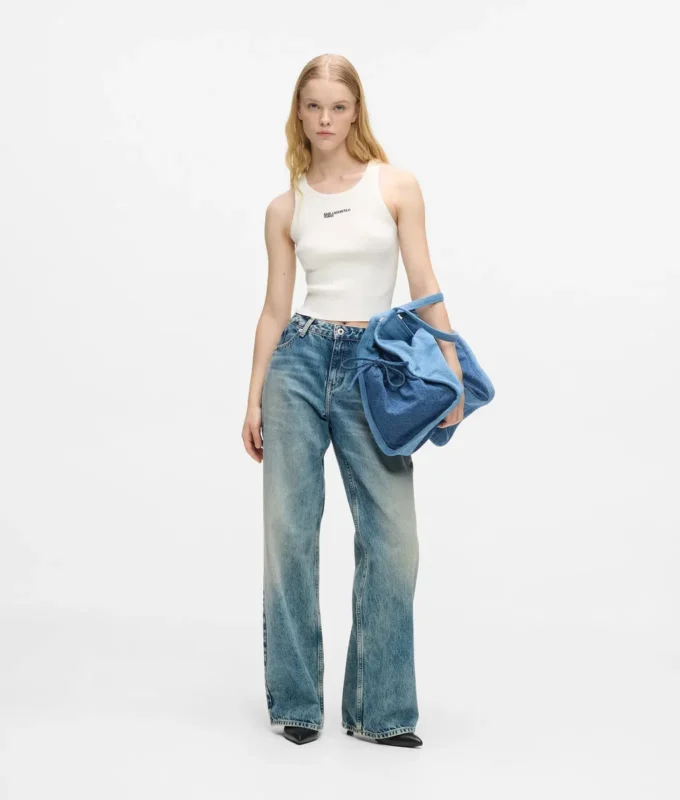 Midt høye, avslappede jeans