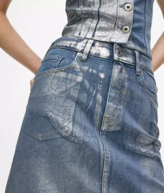 Mini-skjørt i belagt denim