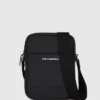 Minimalistisk crossbody-veske med logo