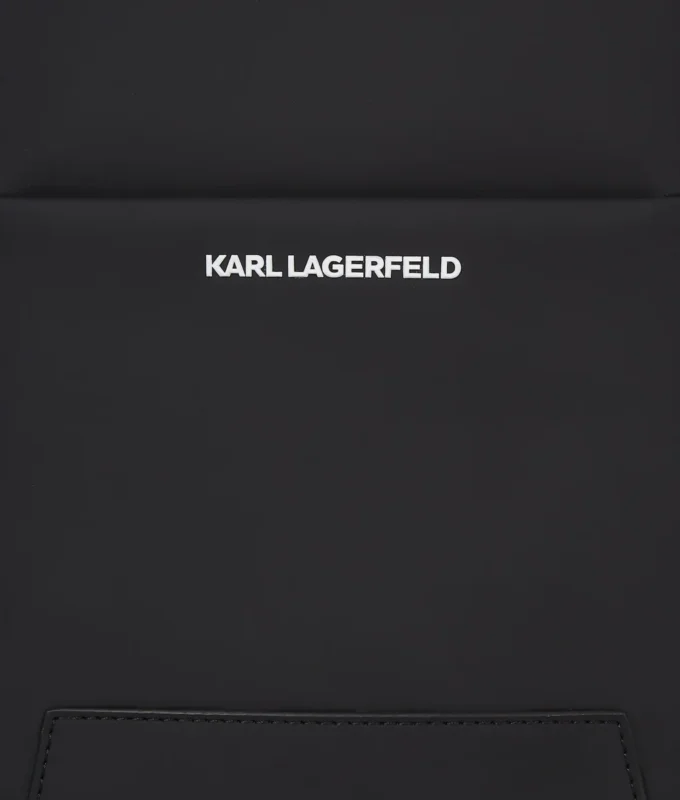 Minimalistisk crossbody-veske med logo