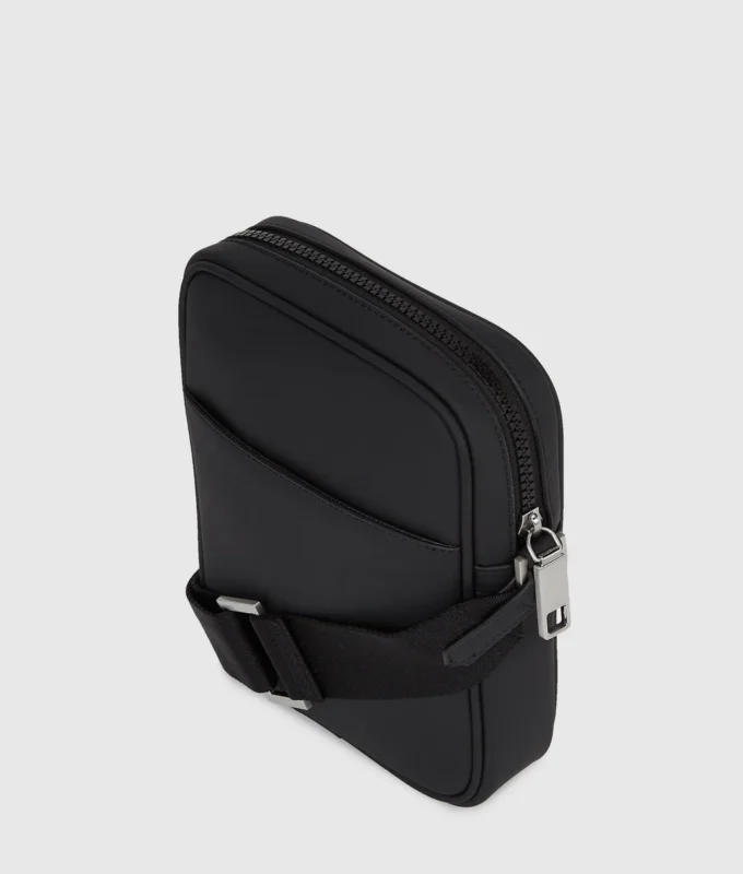 Minimalistisk crossbody-veske med logo