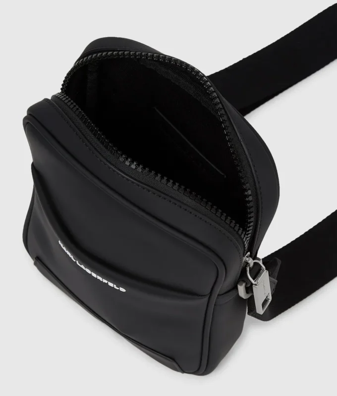 Minimalistisk crossbody-veske med logo