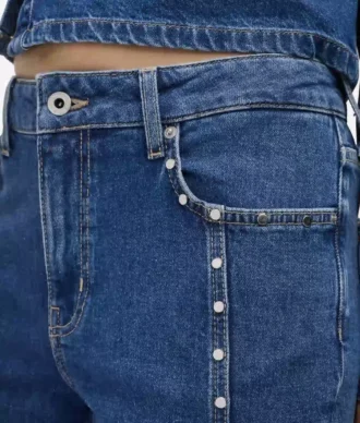 Mom-jeans med nitter
