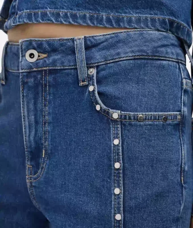 Mom-jeans med nitter