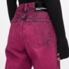 Mom-jeans med spraymaling