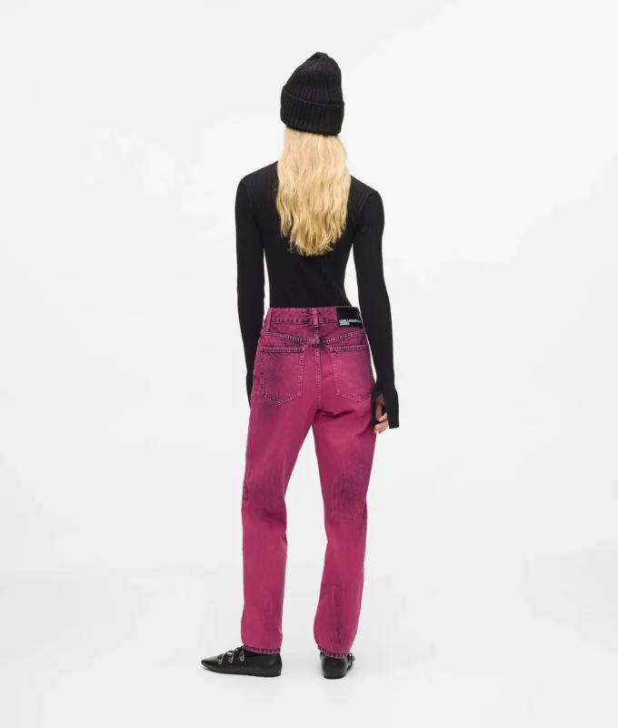 Mom-jeans med spraymaling