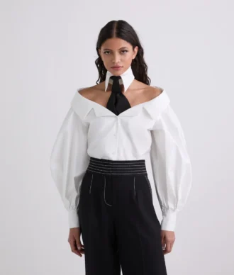 OFF-SHOULDER SKJORTE