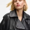 Perforert trenchcoat i imitert skinn