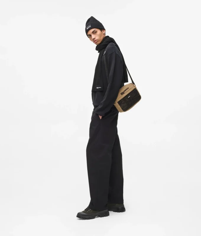 Praktisk crossbody-veske med snøring