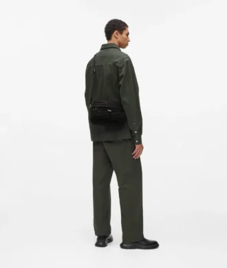 Praktisk crossbody-veske med snøring