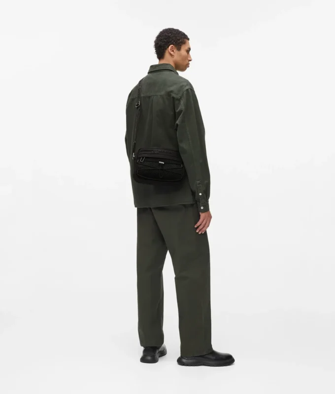 Praktisk crossbody-veske med snøring