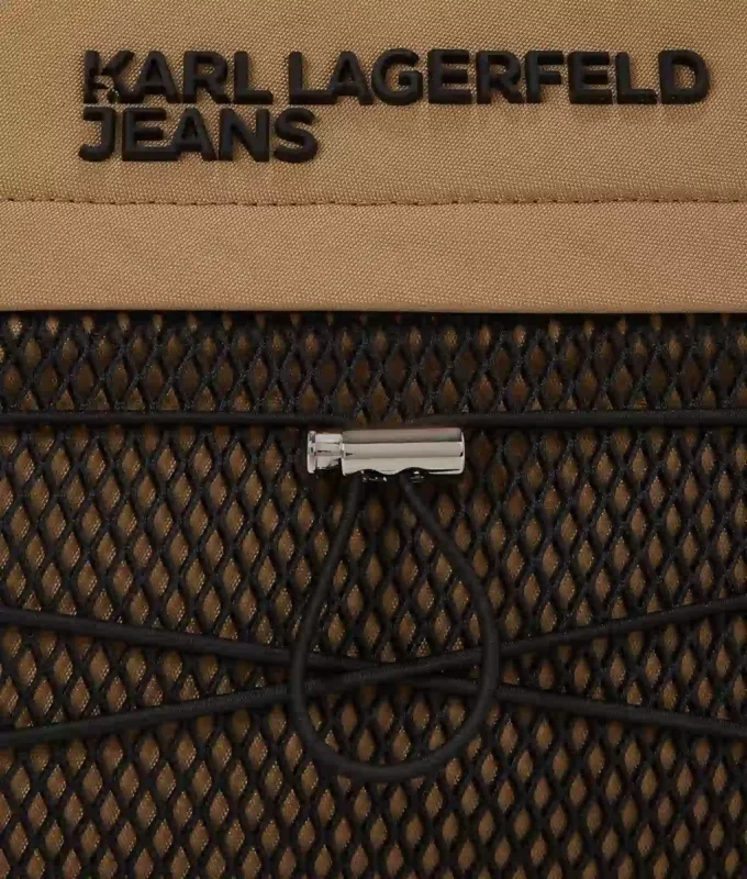 Praktisk crossbody-veske med snøring