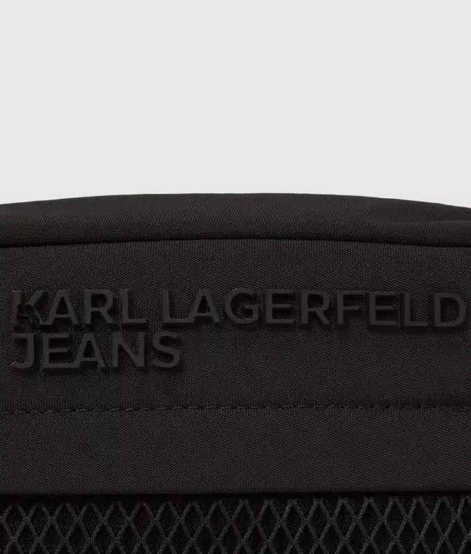Praktisk crossbody-veske med snøring