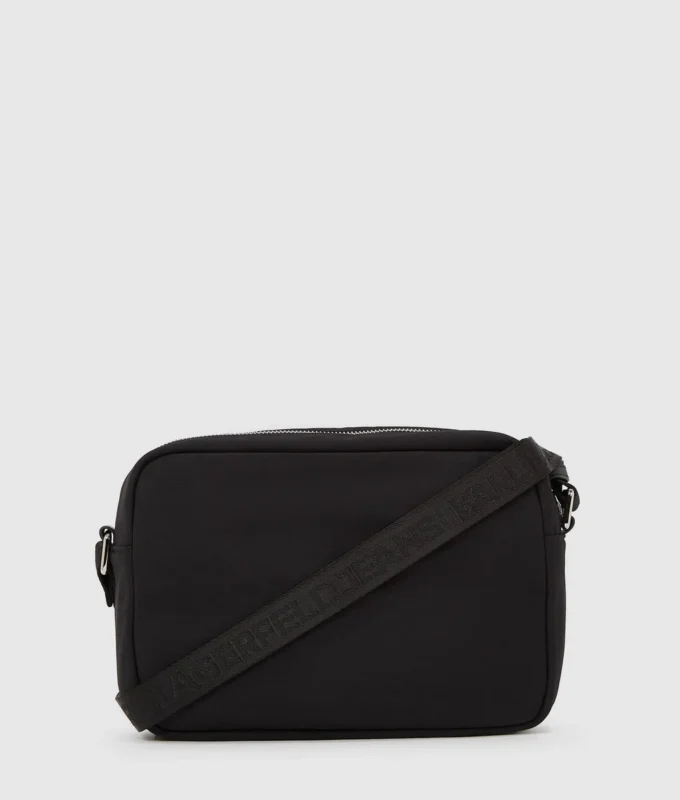 Praktisk crossbody-veske med snøring