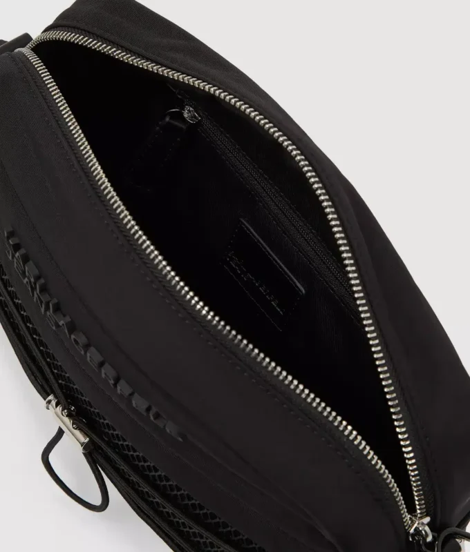 Praktisk crossbody-veske med snøring