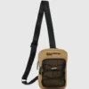 Praktisk slingbag med snøring