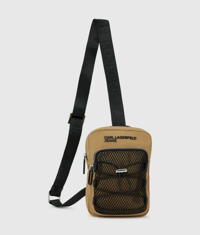 Praktisk slingbag med snøring