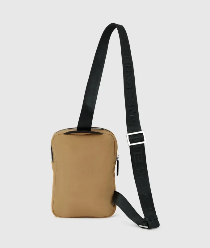 Praktisk slingbag med snøring